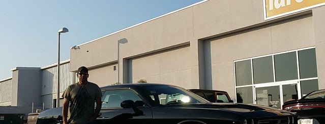 Laredo Chrysler Dodge Jeep RAM is one of Pepe'nin Beğendiği Mekanlar.