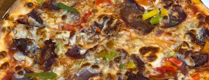 Pizza Noza is one of Locais curtidos por Özden.