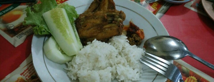Ayam Goreng Kampung Mulyani is one of Kuliner Solo.