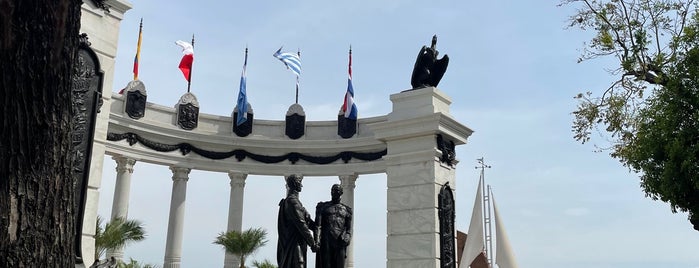 Hemiciclo de la Rotonda Bolívar Y San Martín is one of Guayaquil.