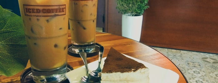 Iced coffee is one of Ayna 님이 저장한 장소.
