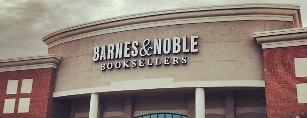 Barnes & Noble is one of สถานที่ที่ Nat ถูกใจ.
