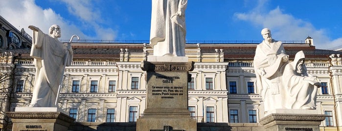 Пам'ятник Княгині Ользі / Olga of Kiev Monument is one of Киів.
