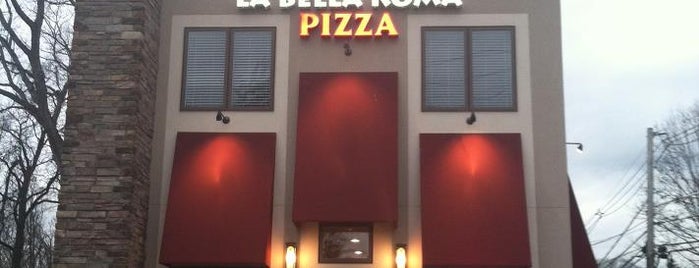 La Bella Roma Pizzeria is one of Lugares favoritos de Tony.
