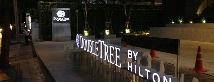 DoubleTree by Hilton Hotel Sukhumvit Bangkok is one of Lugares favoritos de Bart.