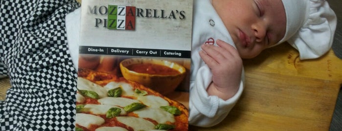 Mozzarella's Pizza is one of สถานที่ที่บันทึกไว้ของ ᴡ.