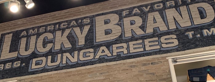 Lucky Brand is one of Carolina'nın Beğendiği Mekanlar.