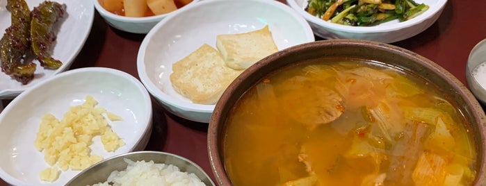 옛집식당 is one of 한국인이 사랑하는 오래된 한식당 100선.