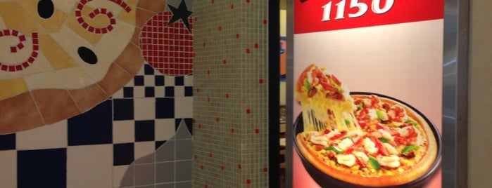 Pizza Hut is one of Lucaさんのお気に入りスポット.