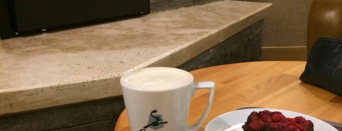 Caribou Coffee is one of Esraさんのお気に入りスポット.
