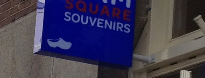 Dam Square Souvenirs is one of Lugares favoritos de Victoria.