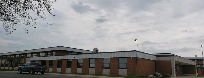 Prairie Heights High School is one of Tempat yang Disukai Cathy.