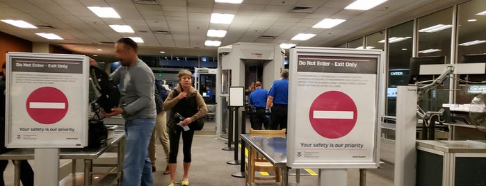 TSA Checkpoint MFR is one of สถานที่ที่ Nicole ถูกใจ.