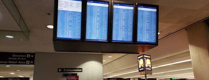 Terminal 3 Baggage Claim is one of สถานที่ที่ Rob ถูกใจ.