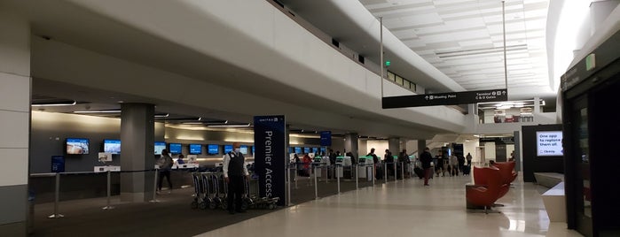 United Airlines Premier Access Counter is one of Tempat yang Disukai Richard.