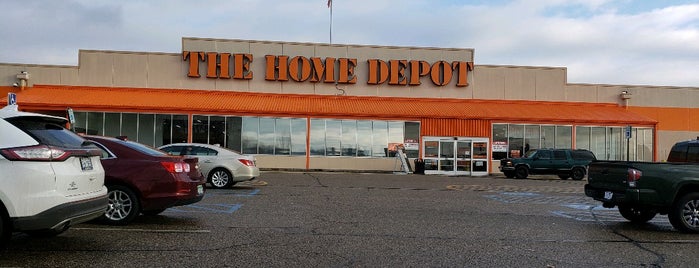 The Home Depot is one of Orte, die Larry gefallen.