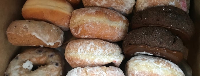Deluxe Donuts is one of Locais curtidos por Ben.