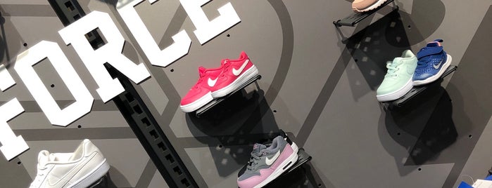 Nike Store is one of สถานที่ที่ Geoffrey ถูกใจ.