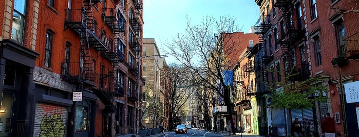 Bleecker Street is one of Lugares guardados de tina 🏄🏻‍♀️ 🎟🎹🎼🍜🍣🥃.