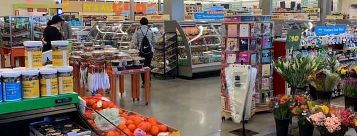 Whole Foods Market is one of Lugares favoritos de Beth.