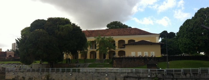 Casa das Onze Janelas is one of Locais importantes.