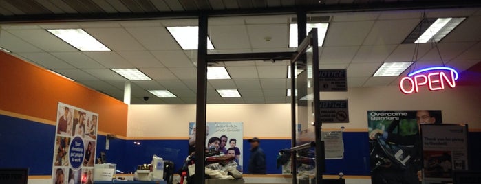 Goodwill Donation Center is one of สถานที่ที่ Chester ถูกใจ.