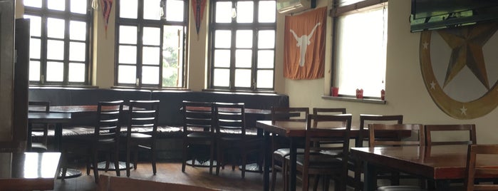 Bubba's Texas-Style Bar-B-Que and Saloon is one of Tempat yang Disimpan Starry.