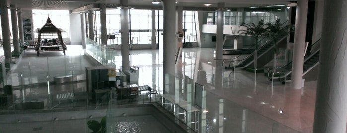 Krabi International Airport (KBV) is one of Tempat yang Disukai Andres.