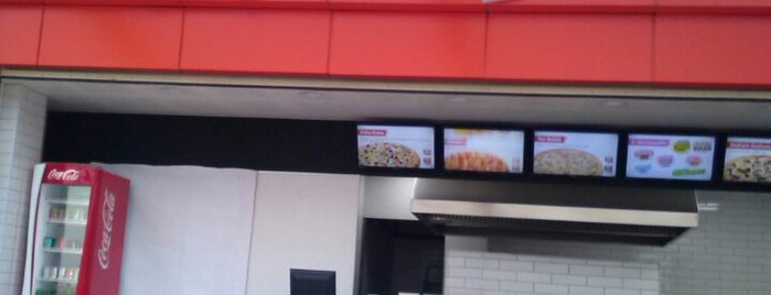 Pizza Pizza is one of สถานที่ที่ Esay ถูกใจ.