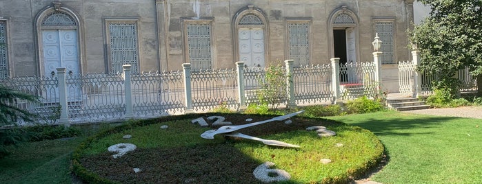 Dolmabahçe Saat Müzesi is one of Orte, die Gokhan gefallen.