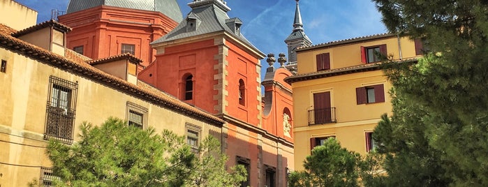 Plaza de las Comendadoras is one of Lugares de interés.