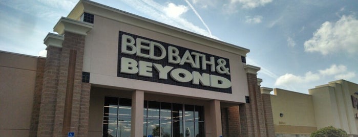 Bed Bath & Beyond is one of สถานที่ที่ Matt ถูกใจ.