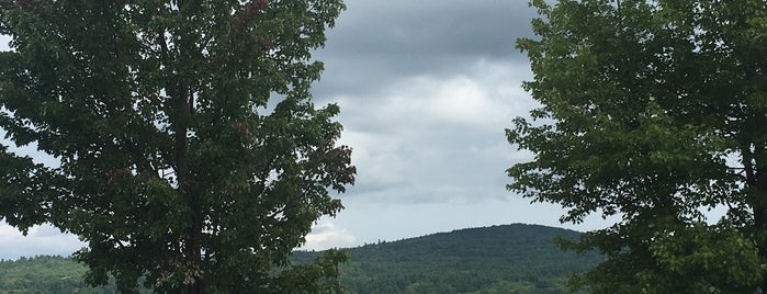 Lake Sunapee Beach is one of Lugares favoritos de Michael.