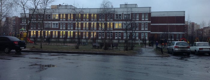 Школа № 567 is one of Школы Петродворцового р-на СПб.