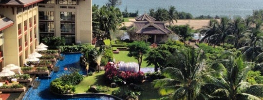 The Ritz-Carlton Sanya, Yalong Bay is one of Locais curtidos por Pascha.