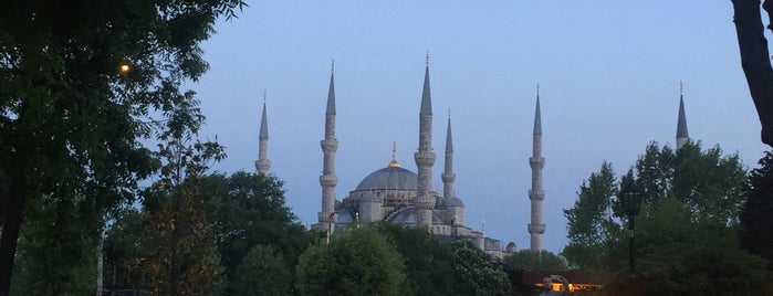 Sultanahmet Meydanı is one of Orte, die Dragana gefallen.