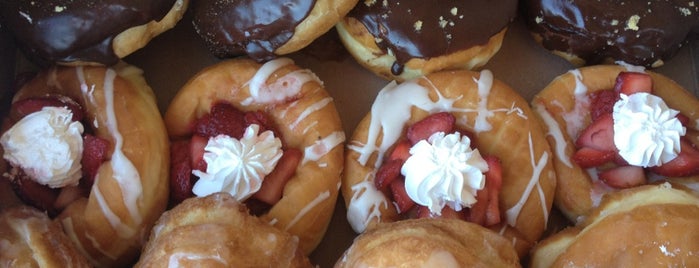 Pinkbox Doughnuts is one of Lugares favoritos de George.