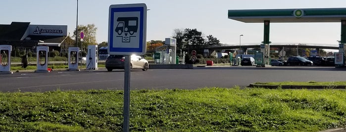 Tesla Supercharger Aire de Reims-Champagne-Sud is one of สถานที่ที่ James Alistair ถูกใจ.