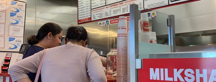 Five Guys is one of Lugares favoritos de Julie.