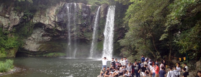 Cheonjiyeon Waterfall is one of Posti che sono piaciuti a Harith.