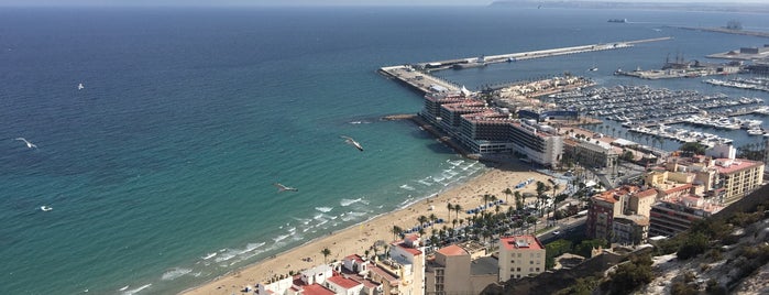 Playa del Postiguet is one of Posti che sono piaciuti a Jus.