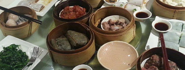 Rosewood Chinese Cuisine is one of สถานที่ที่ Lorraine ถูกใจ.