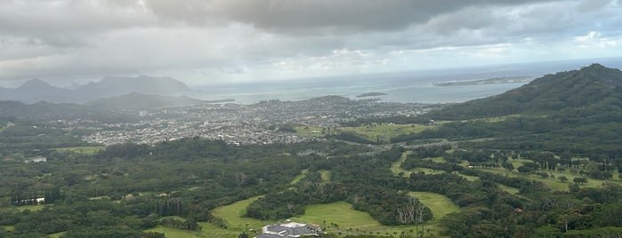 Nuʻuanu Pali Lookout is one of Oahu 🤙🏻🌈.
