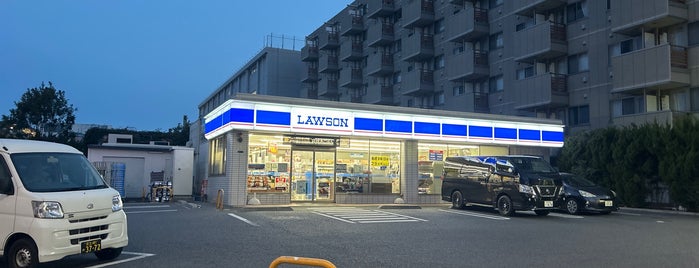 ローソン 有明コロシアム前店 is one of 都心の駐車場付コンビニ.