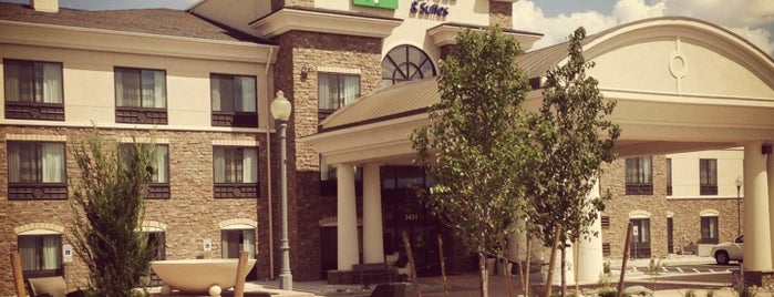 Holiday Inn Express & Suites is one of Lugares favoritos de Becca.