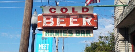Arnie's Bar is one of Tempat yang Disukai Josh.