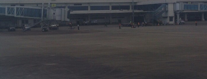 미낭카바우 국제공항 (PDG) is one of Airports in Sumatra & Java.