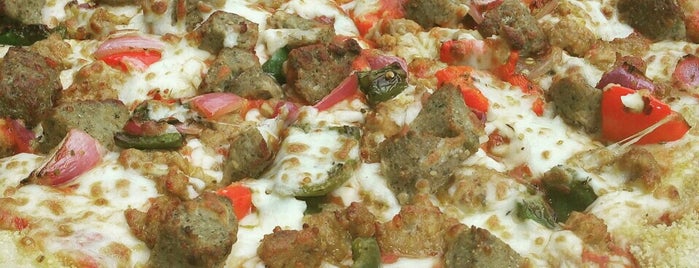 Boston's The Gourmet Pizza is one of สถานที่ที่ Everardo ถูกใจ.