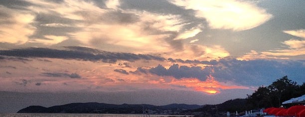 Pefkari Beach is one of Eray  (ЭРАЙ)'ın Beğendiği Mekanlar.