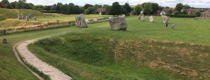 Avebury Henge and Stone Circles is one of Tempat yang Disukai Banu.